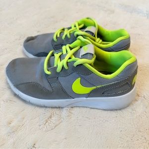 Nike Girls Athletic Shoes Gray Lime Youth Sneakers 2.5Y